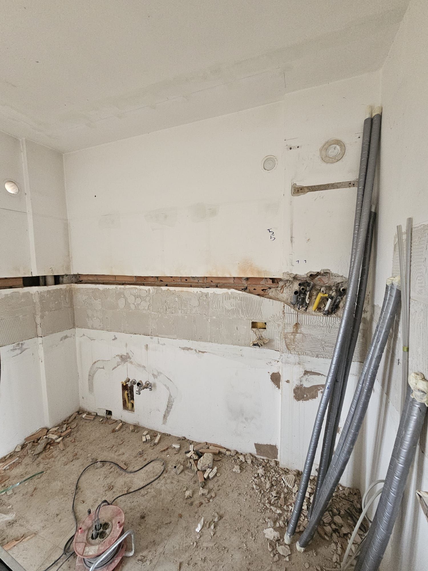 Si sta ristrutturando la cucina e c'è molto sporco sul pavimento.