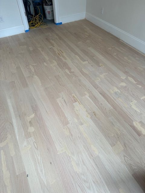 A room with a wooden floor and a closet.