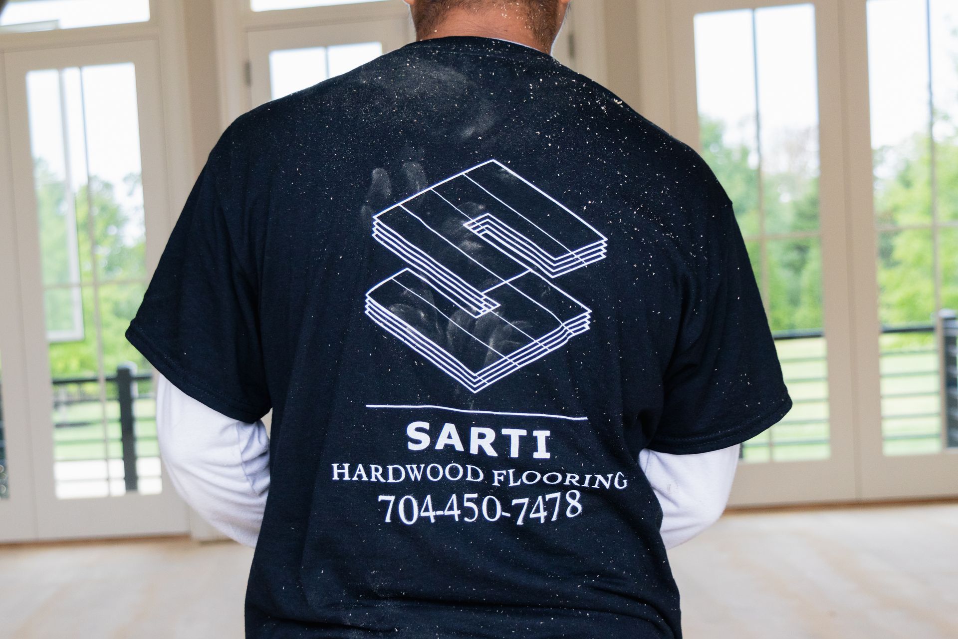 A man wearing a shirt that says sarti on it