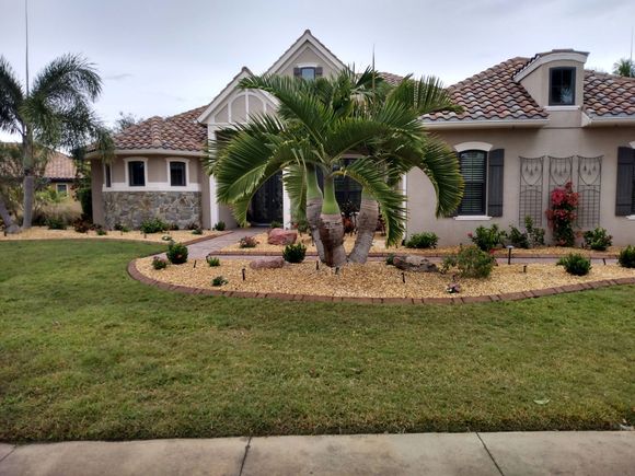 Bradenton lawn care team at work
