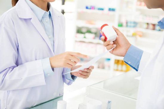 Consegna di medicinale da farmacista a paziente