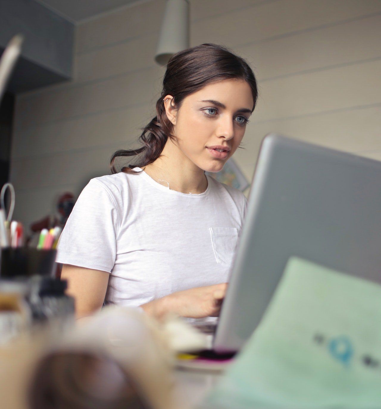 Mujer diseñadora de agencia de publicidad en Querétaro