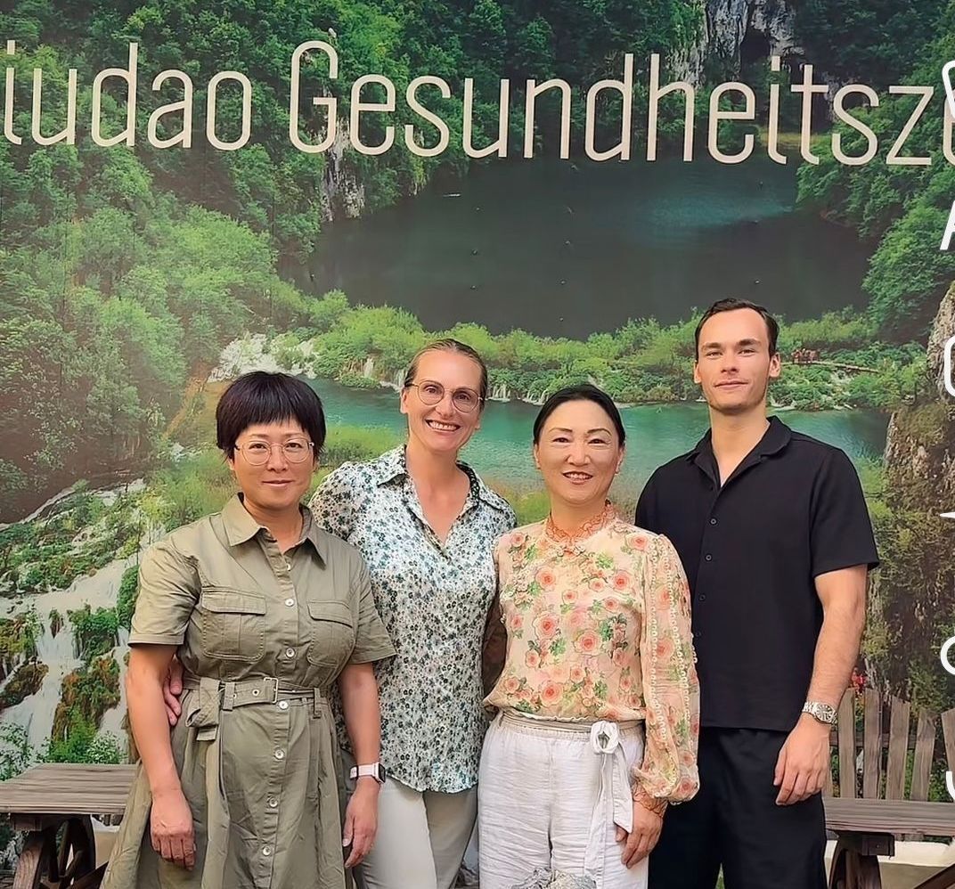 Eine Gruppe von Menschen steht vor einem Schild mit der Aufschrift „gesundheits“