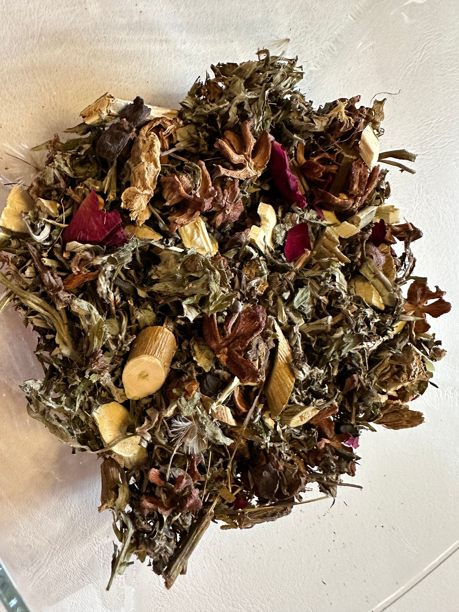 Ein Haufen getrockneter Kräuter und Blumen auf einem Tisch.