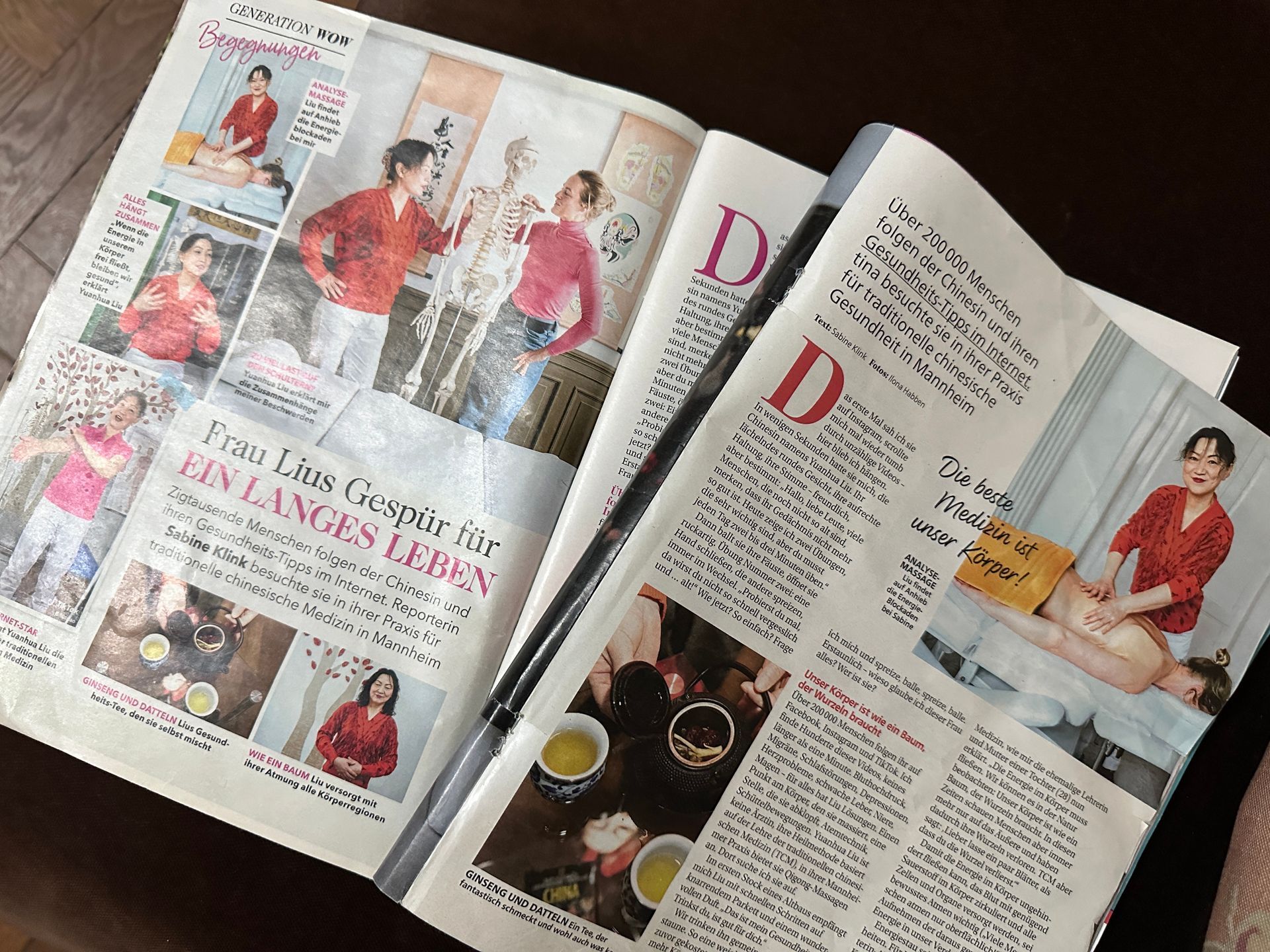 Eine Zeitschrift ist auf einer Seite aufgeschlagen, auf der der Buchstabe D steht