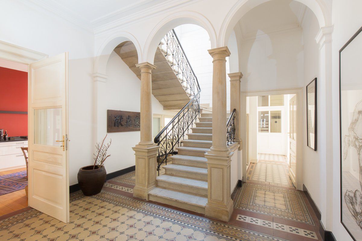 In der mitte des flures befindet sich eine treppe.