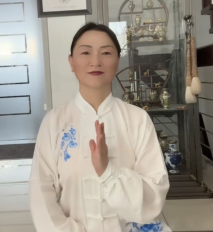 Eine Frau trägt ein weißes Hemd mit blauen Blumen darauf