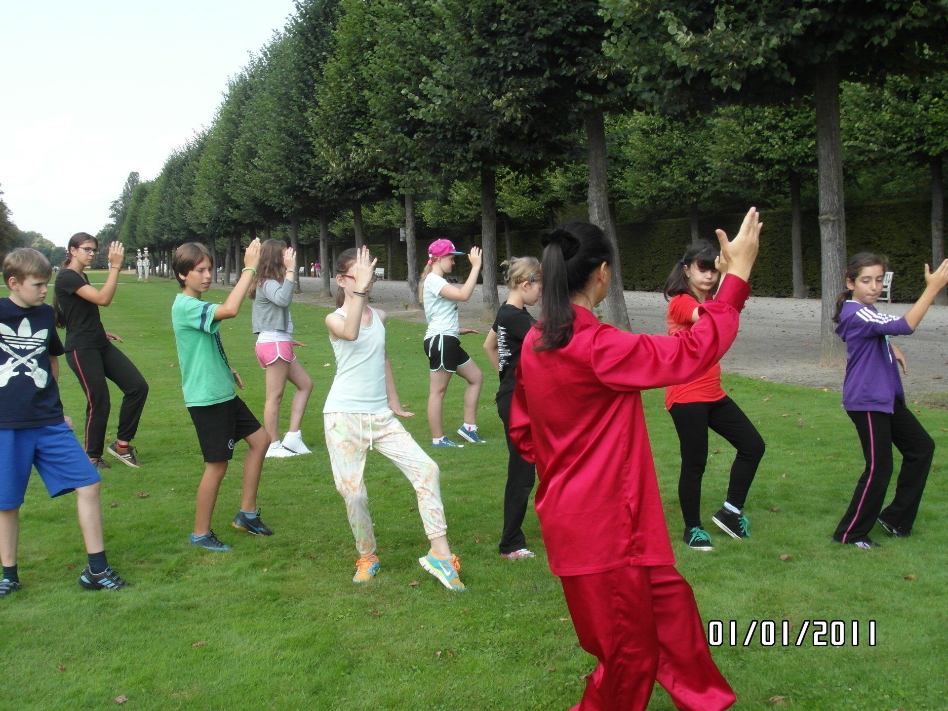 Eine Gruppe von Kindern praktiziert Kampfsport am 01.01.2011