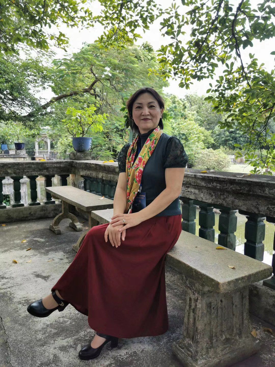 Eine Frau sitzt auf einer Bank in einem Park.