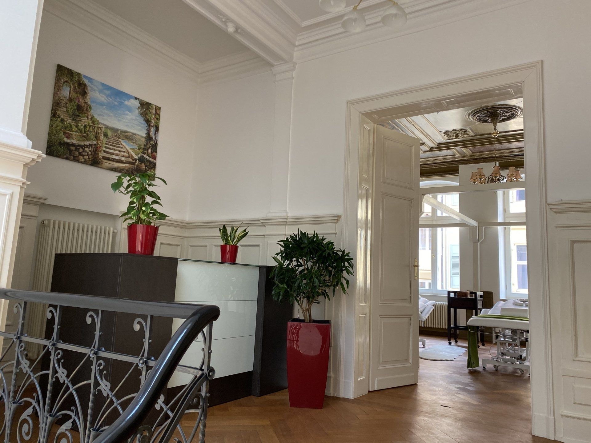 Ein Flur mit einer Treppe, die in den zweiten Stock führt