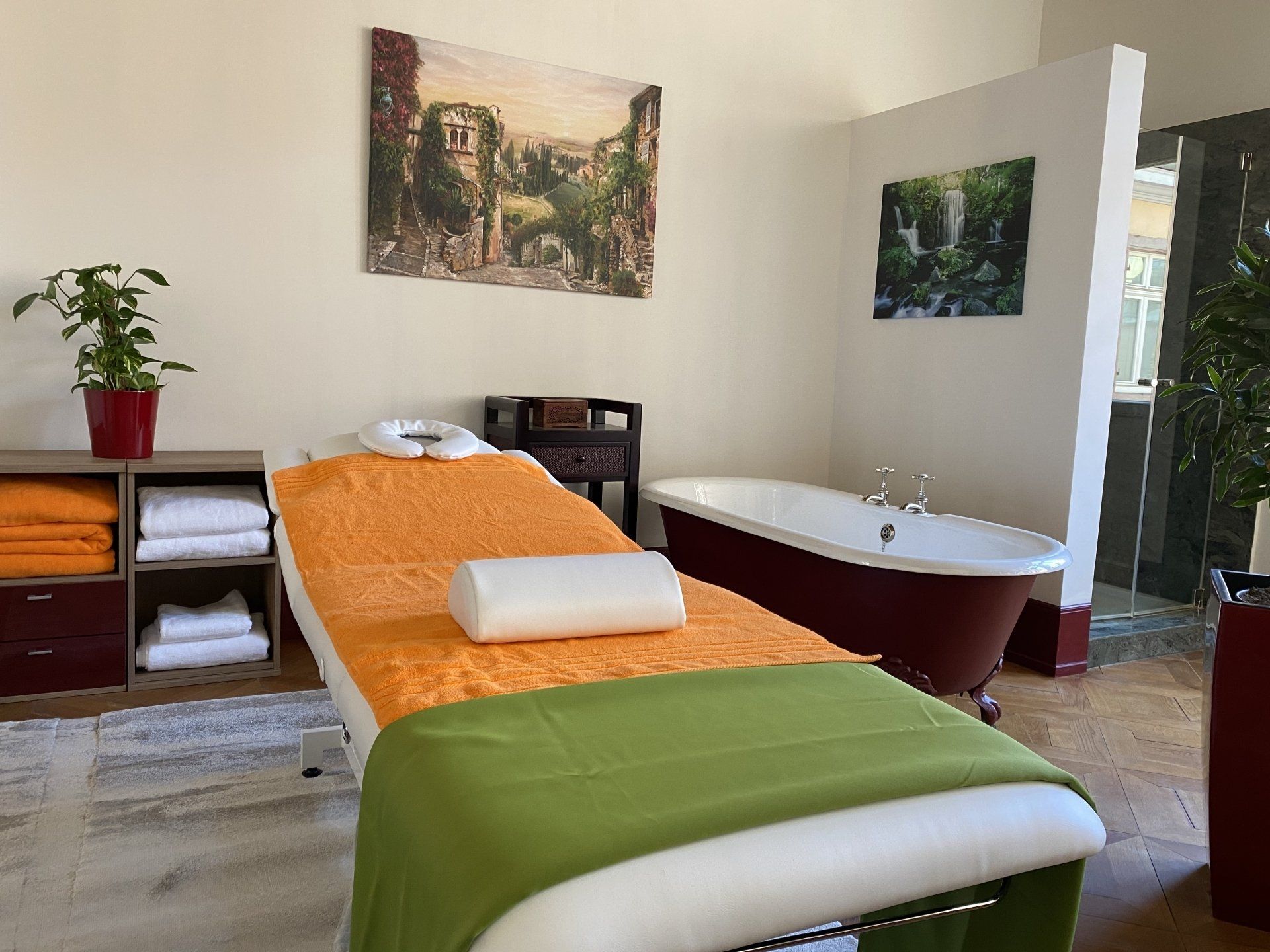 Eine Massageliege in einem Raum neben einer Badewanne