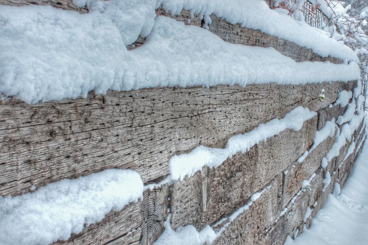 Common Outdoor Problems Pittsburgh Homeowners Notice After the Holidays