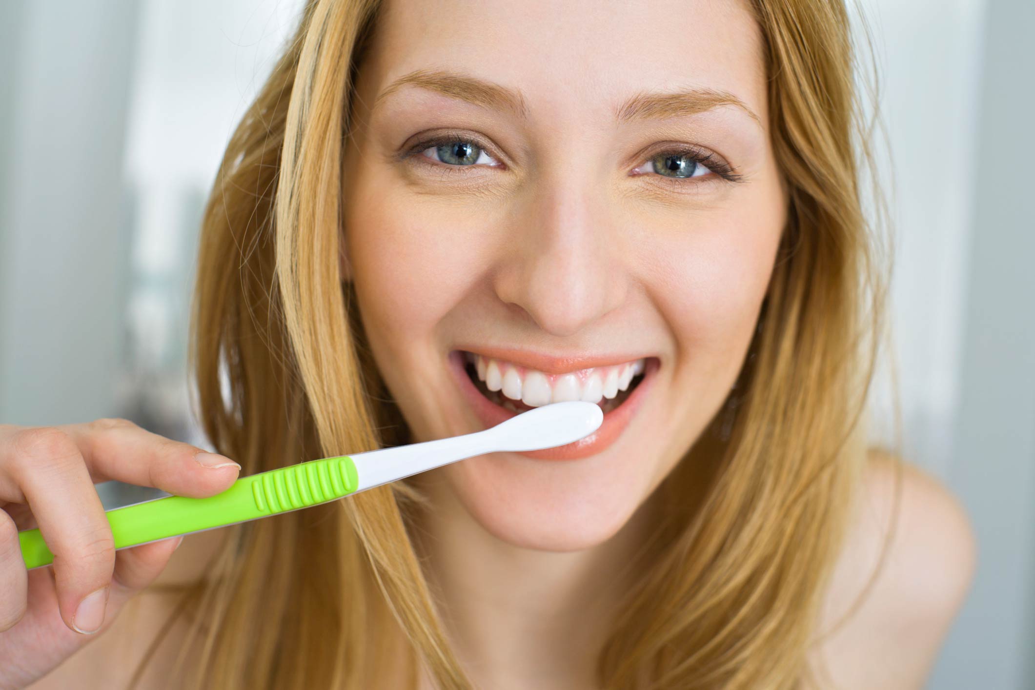 Woman cleaning teeth
