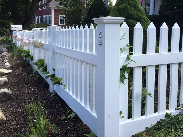 picket fences in front yards