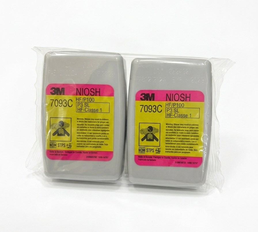 Dos filtros para respirador 3M NIOSH 7093C en envase de plástico transparente con etiquetas rosas y amarillas.