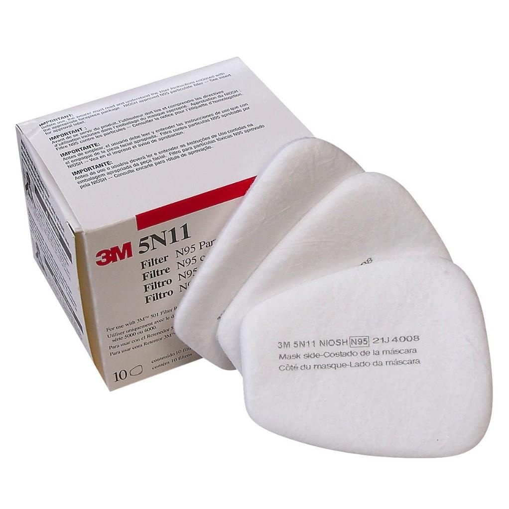 Caja de filtros para respiradores 3M con tres almohadillas filtrantes blancas.