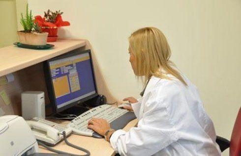 dottoressa mentre lavora su un computer in un clinica