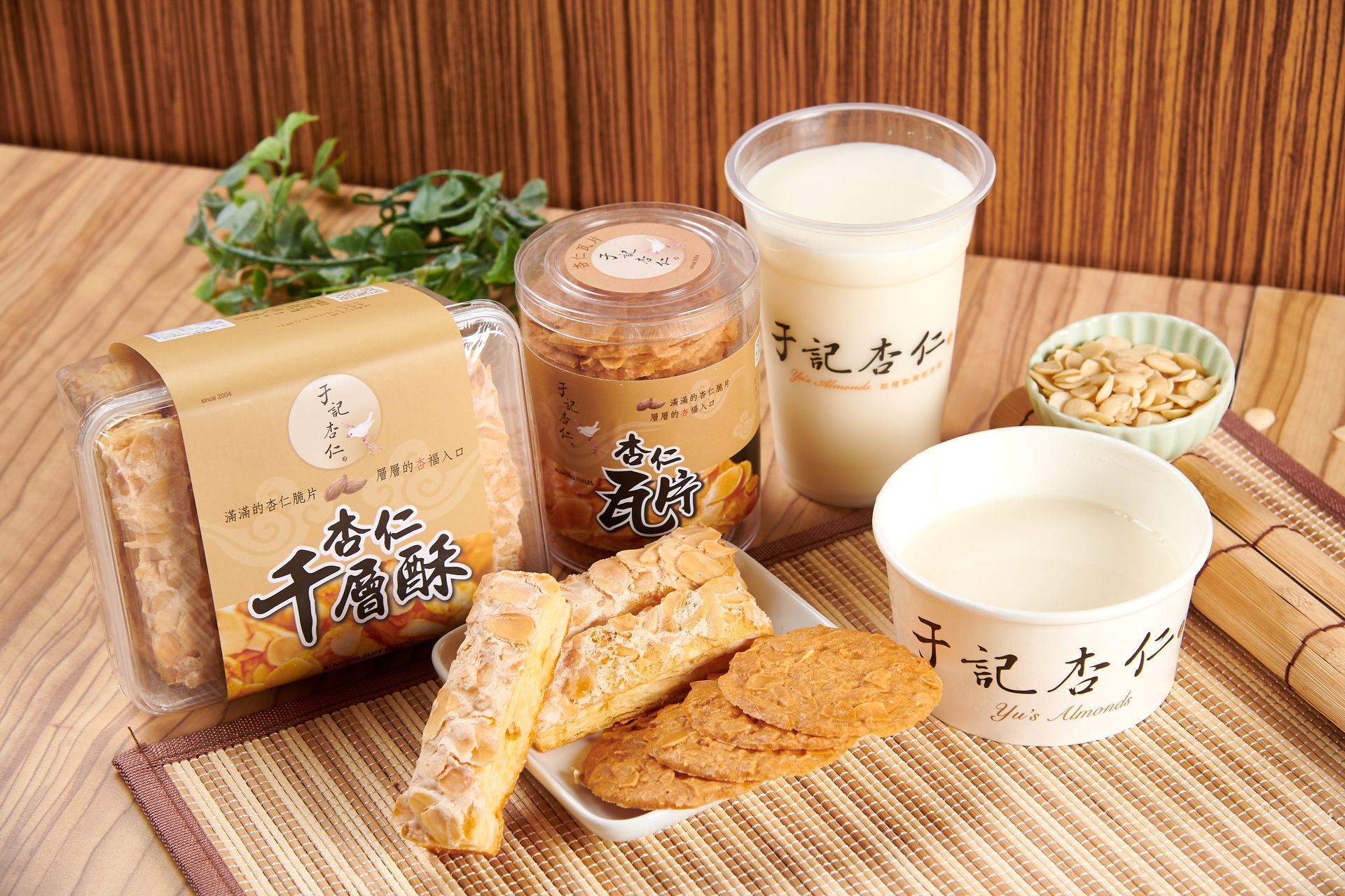 木質咖啡館內供應各種糕點和豆漿。