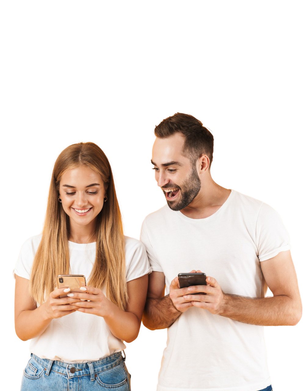 Mulher e homem de camisa branca e jeans olham para seus celulares com sorrisos.