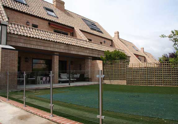 VENTANAS Y PUERTAS TÉRMICAS - BARANDAL DE VIDRIO TEMPLADO