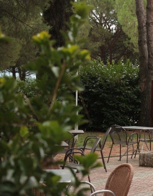 tavoli all'aperto di un ristorante pizzeria