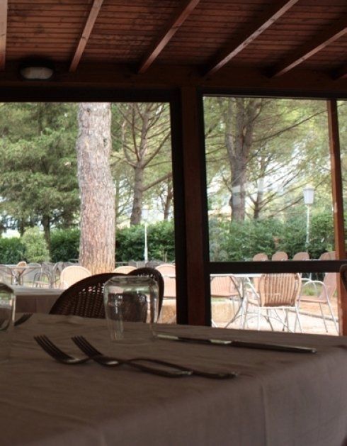 tavoli di un ristorante in una veranda coperta