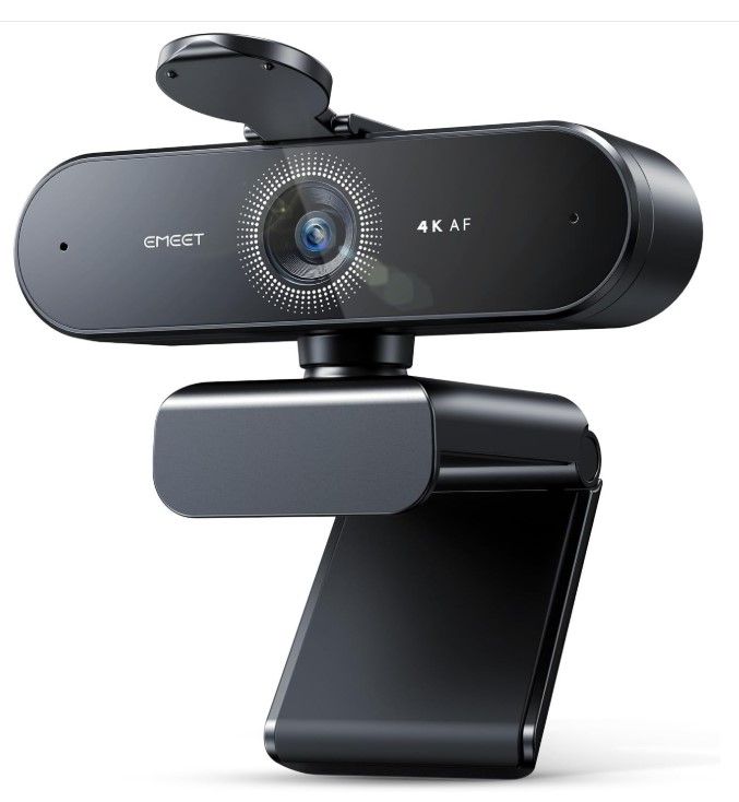 Eine schwarze Webcam sitzt auf einer weißen Oberfläche.