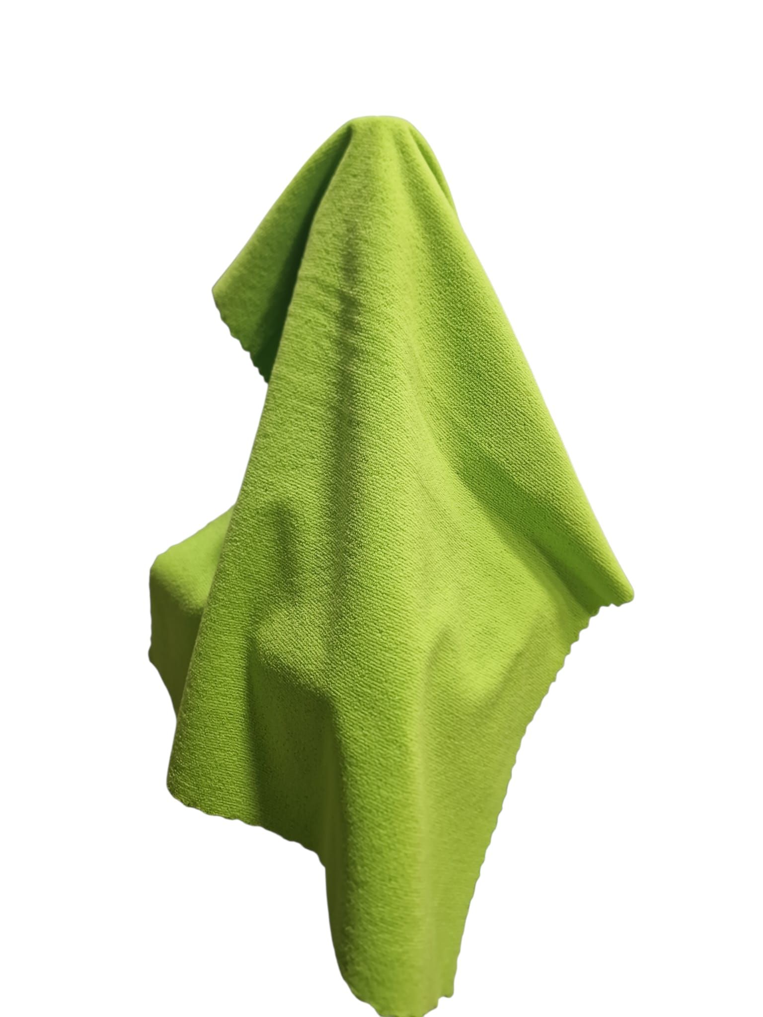 Panni per la pulizia in microfibra di vari colori impilati, più una testina per mocio.