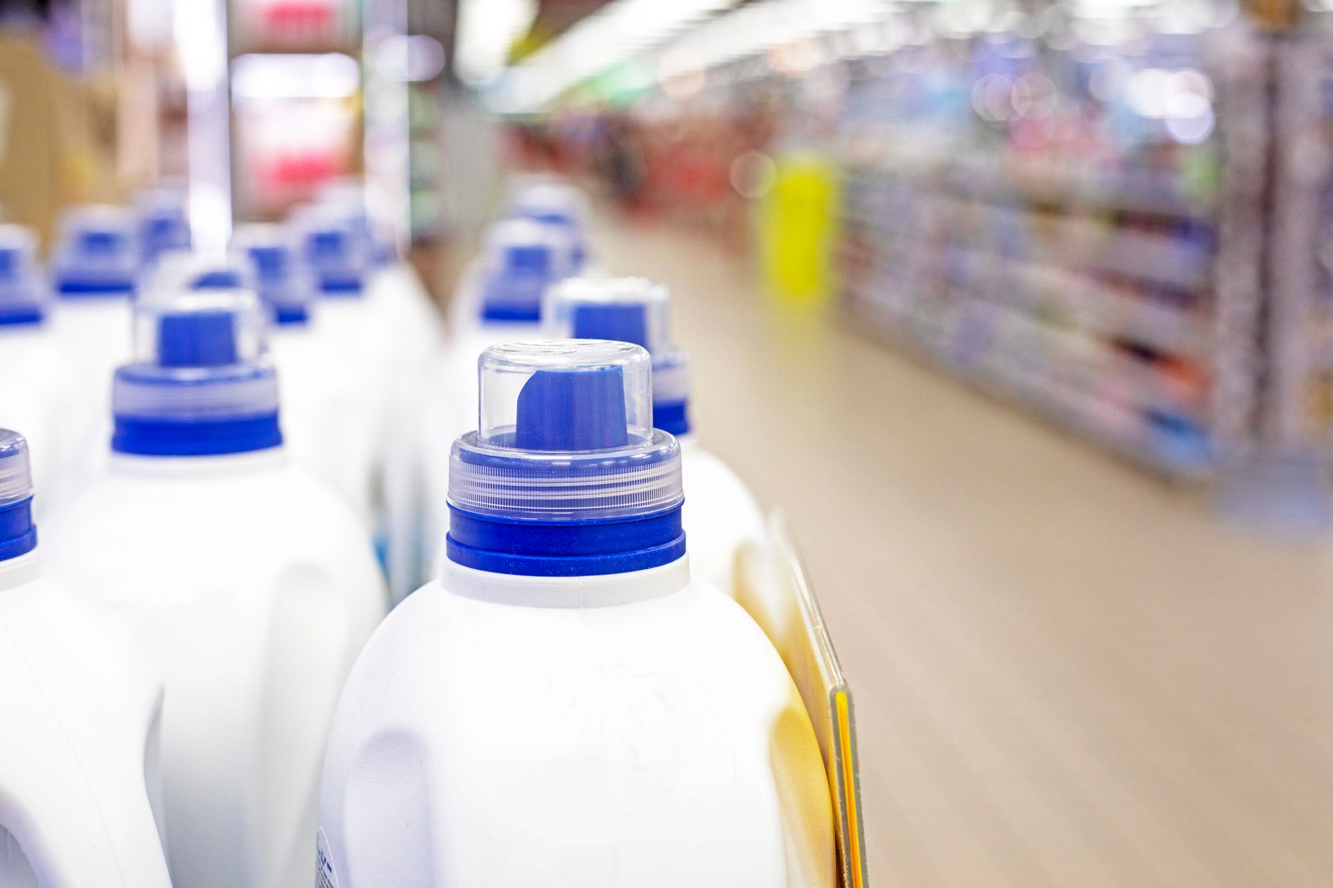 Uomo che spruzza un detergente in un ufficio.