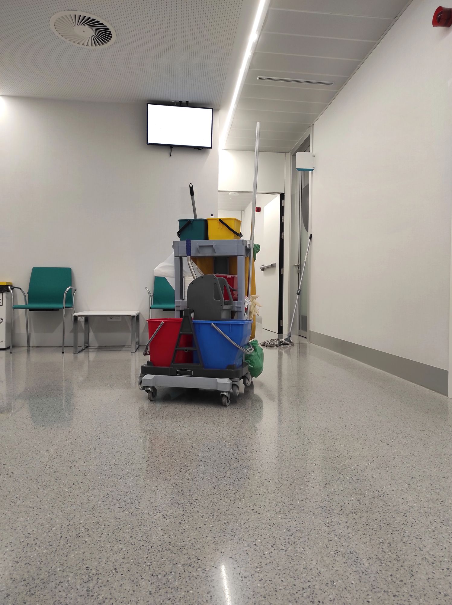 Uomo che spruzza un detergente in un ufficio.