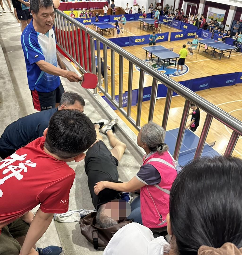 一名65歲桌球賽男選手突昏倒並心跳驟停，所幸現場衛生所護理師迅速施予AED電擊與CPR，成功救回一命。
