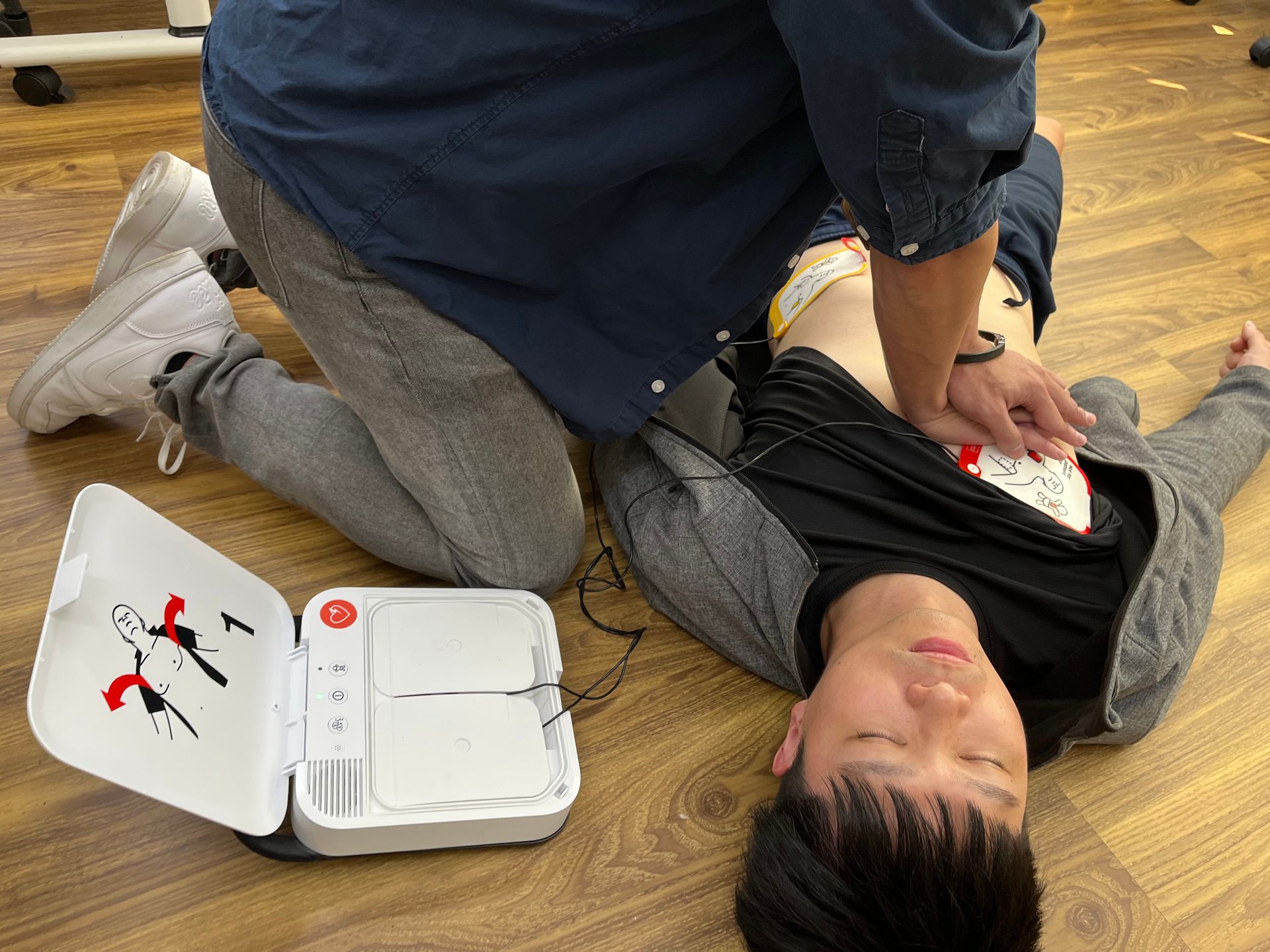 正在被AED+CPR拯救的男子 正在被AED+CPR拯救的男子