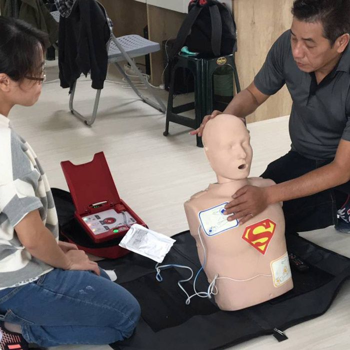 成人 AED 貼片正確位置圖解：右上左下標準救護示範 - 凱樂斯專業教學