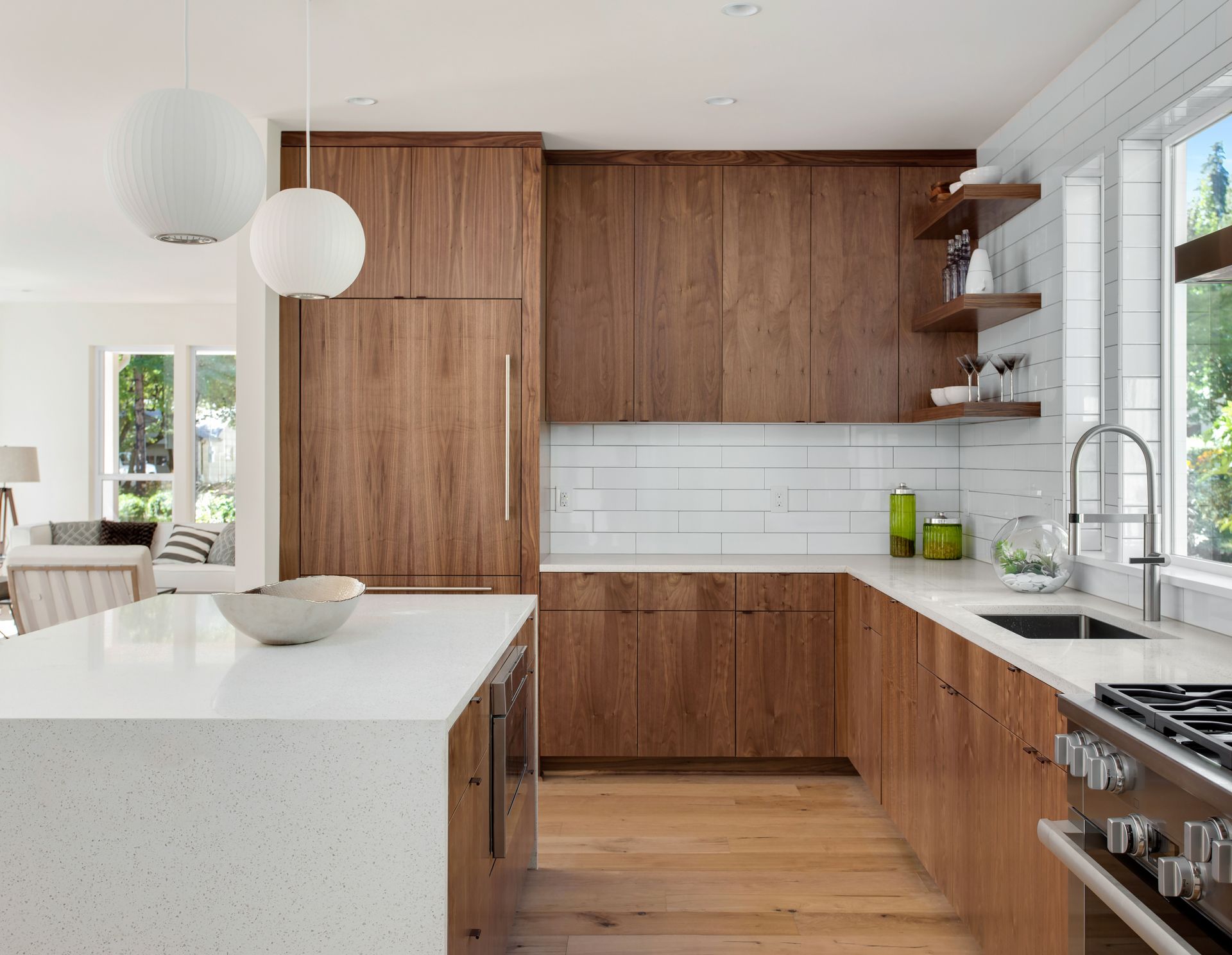 Una cucina con mobili in legno e ripiani bianchi.