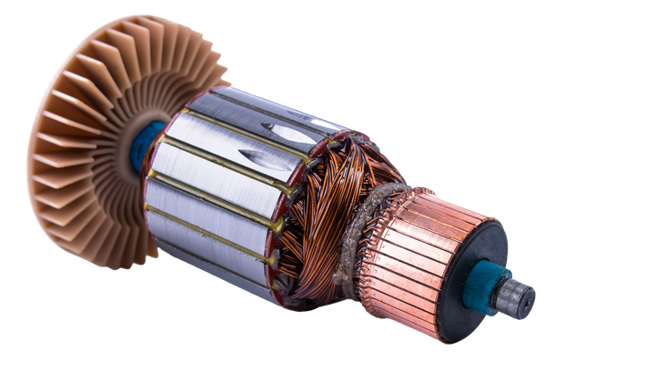 Un primer plano de un rotor de motor sobre un fondo blanco.
