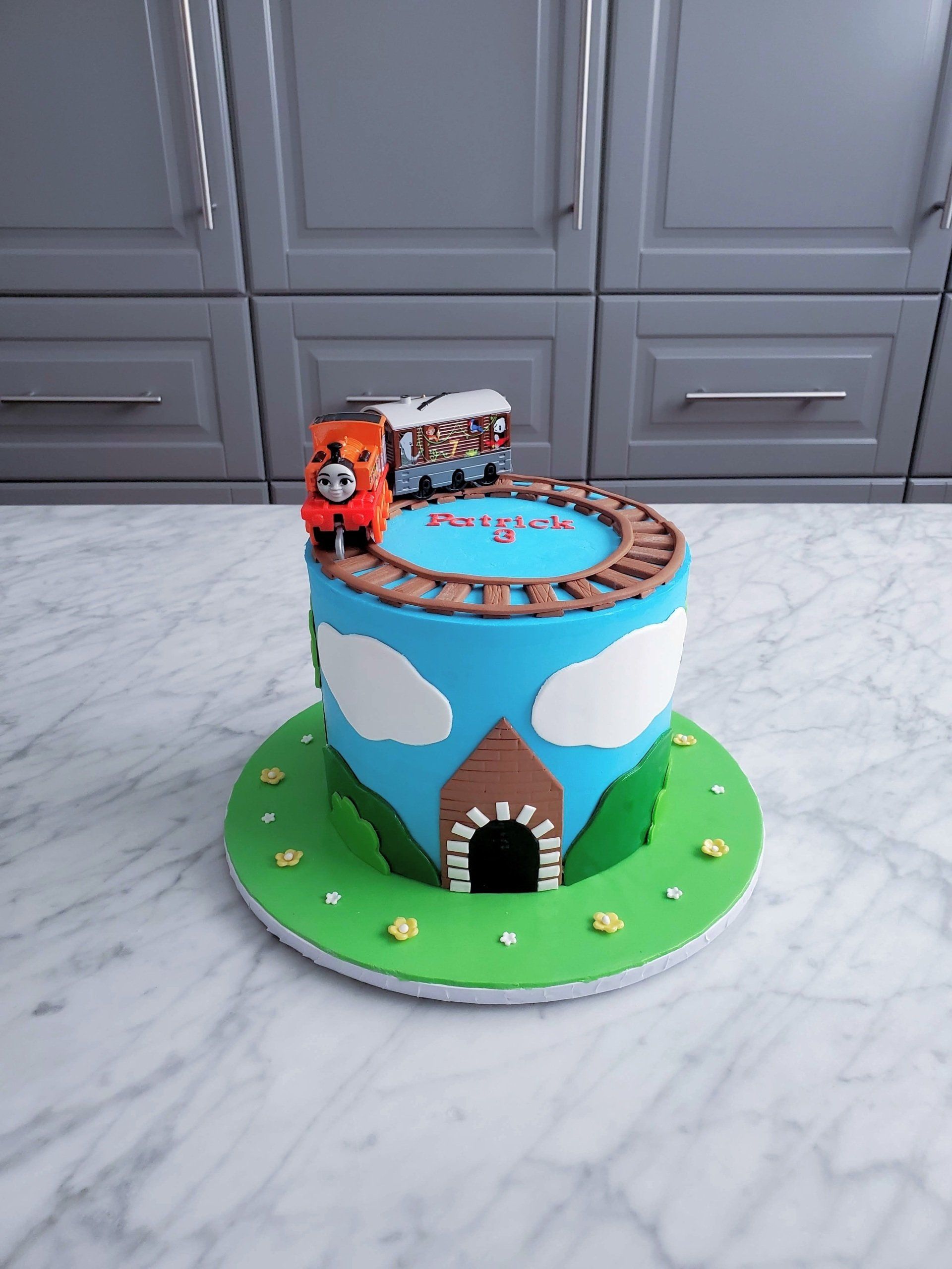 thomas the train cake