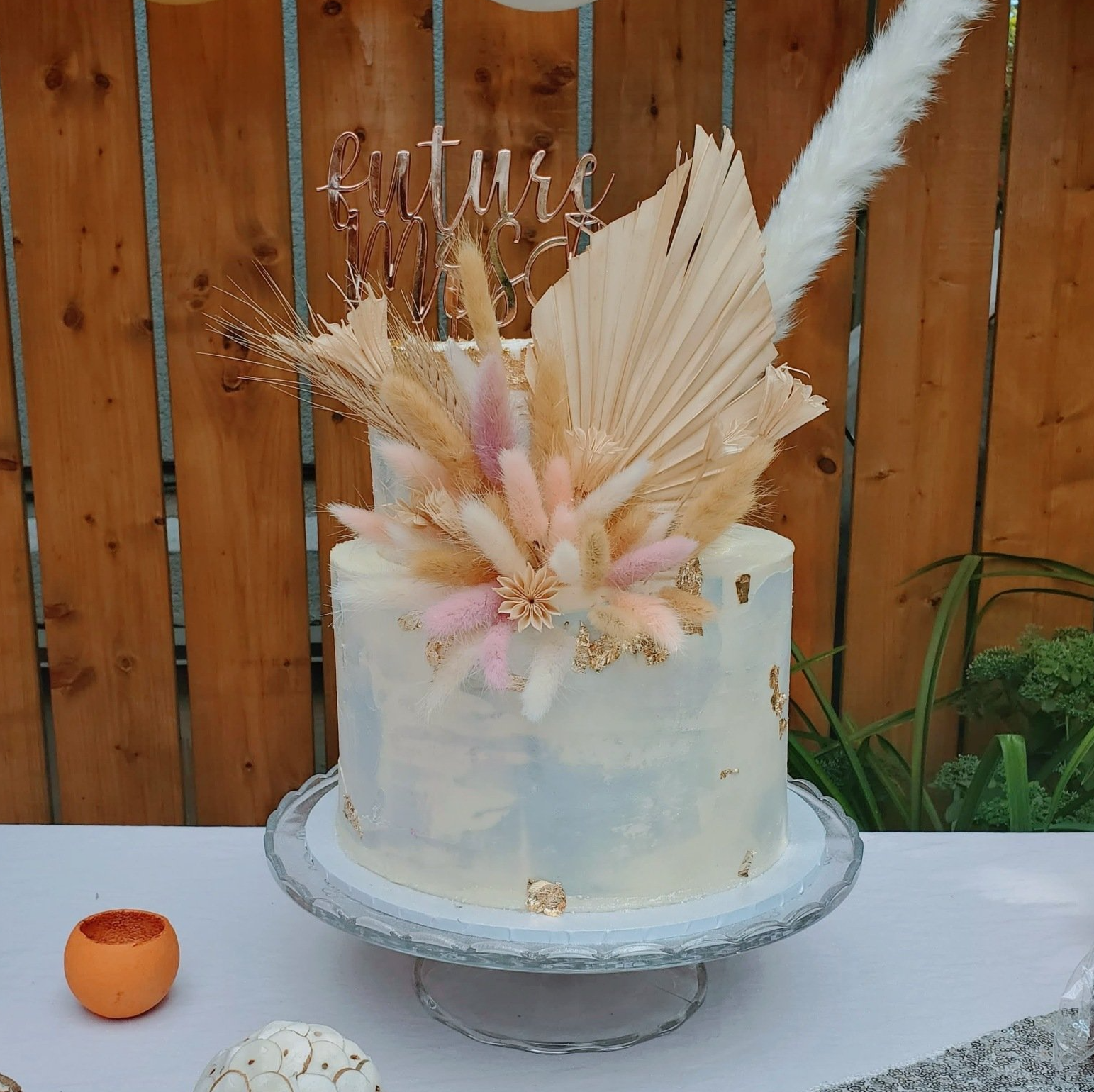two tier blended cake with florals