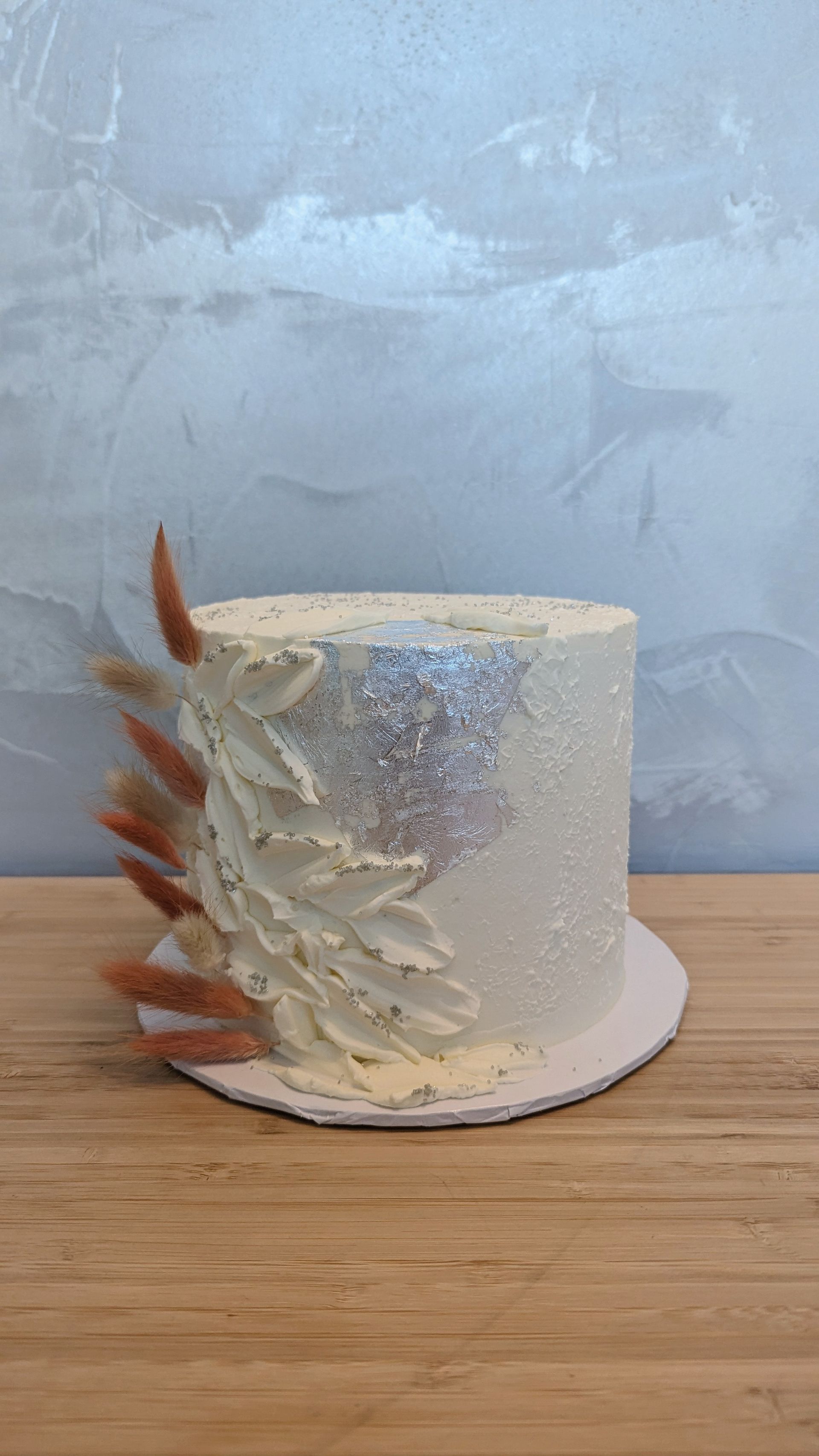 white-cake-with-textured-sides