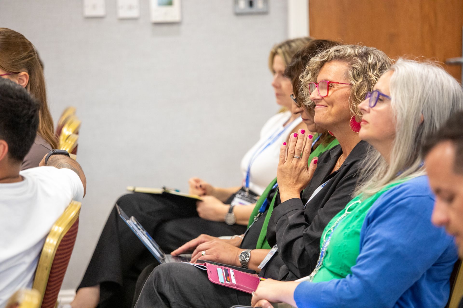 A group of people are sitting in chairs in a room.