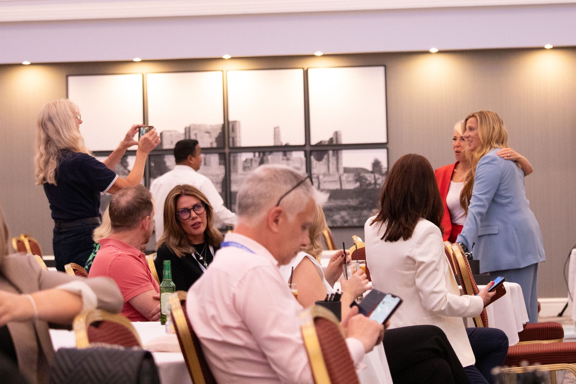 A group of people are sitting in chairs in a room.