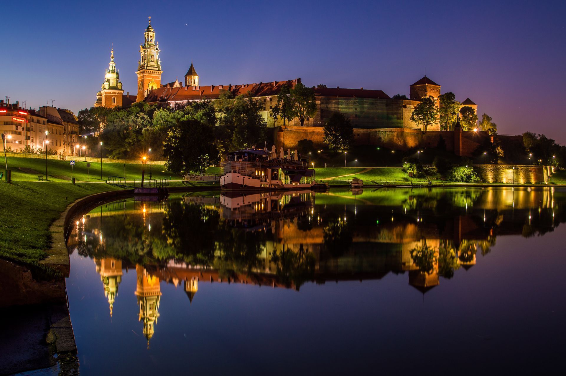 krak-w-at-night