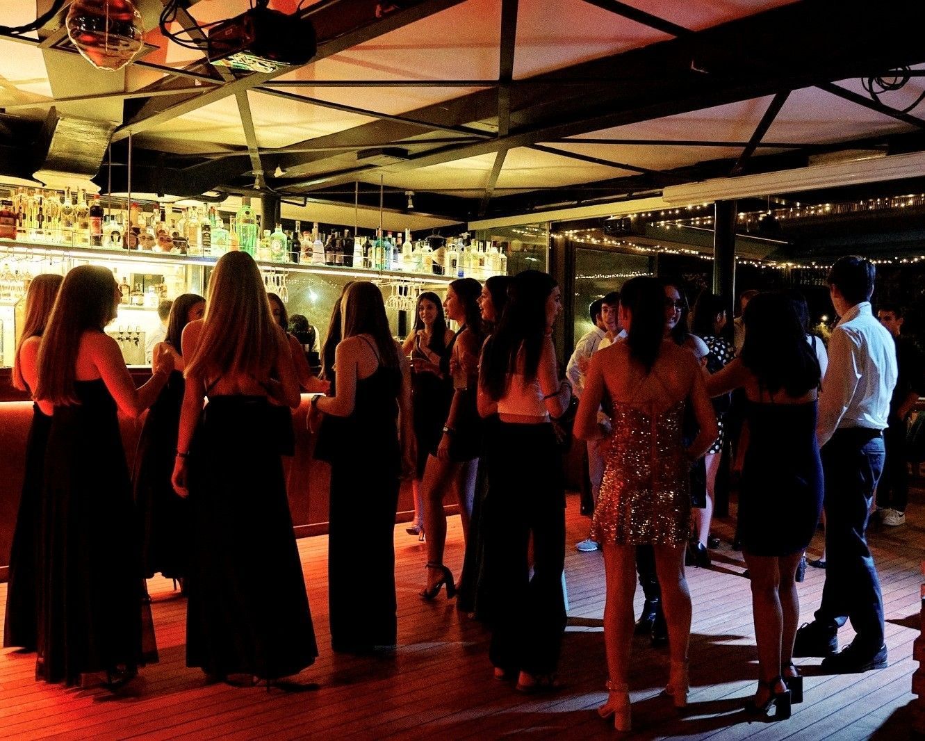 Un barista sta versando un drink in un bicchiere in un bar.