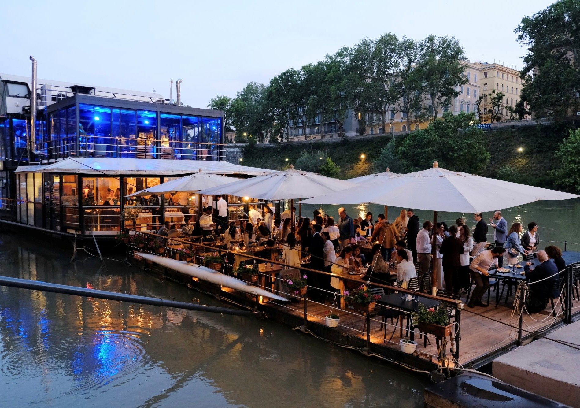 Un gruppo di persone è seduto ai tavoli di fronte a un ristorante della Baja California.