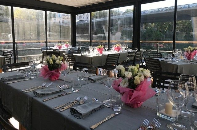 Un tavolo con piatti di cibo e bevande sopra