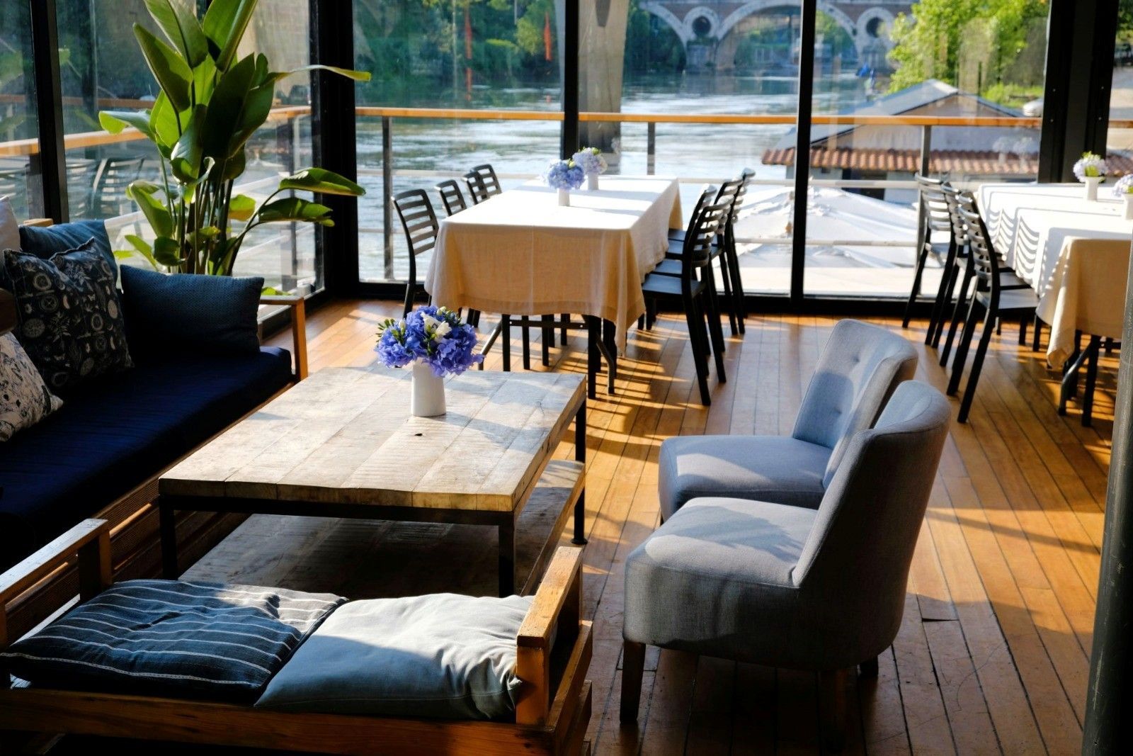 Un gruppo di persone è seduto ai tavoli fuori da un ristorante.