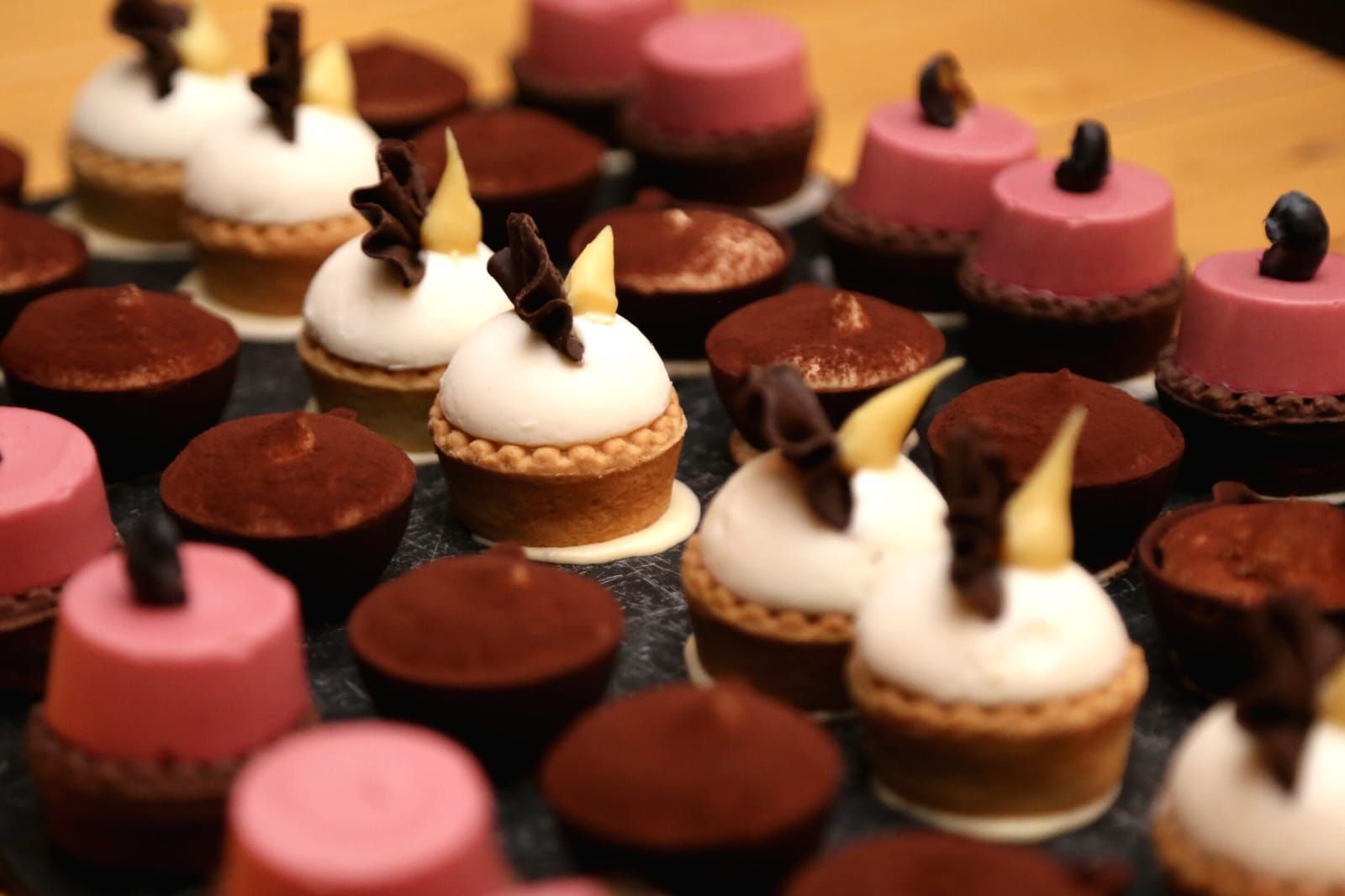 Un mucchio di cupcake sono appoggiati su un tavolo