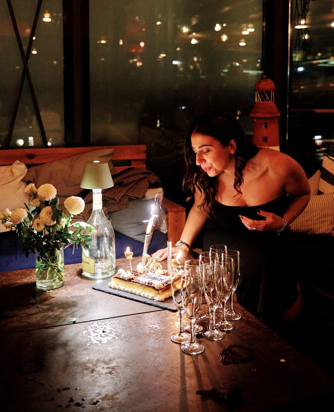 Tre donne posano per una foto con dei palloncini a forma di numero 50.