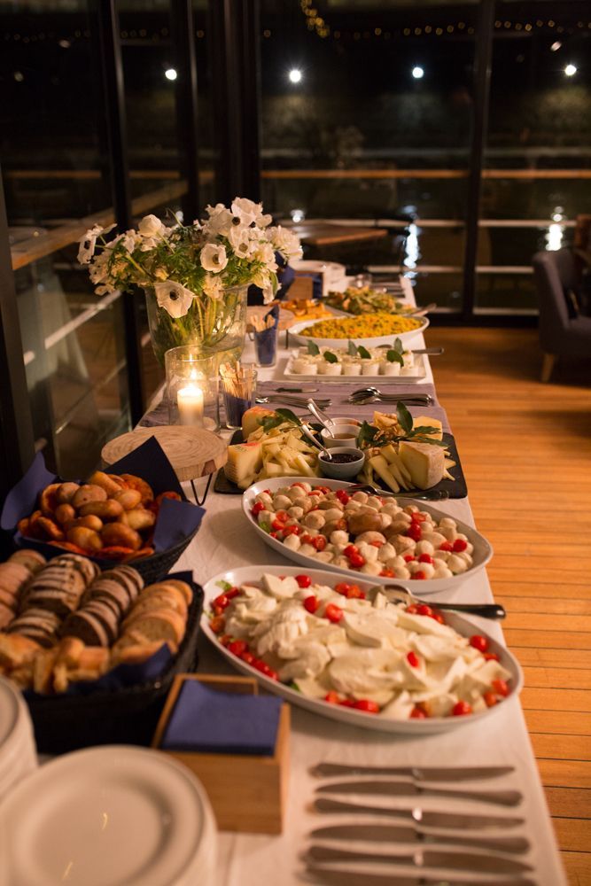 Ci sono molti tipi diversi di cibo sulla tavola.