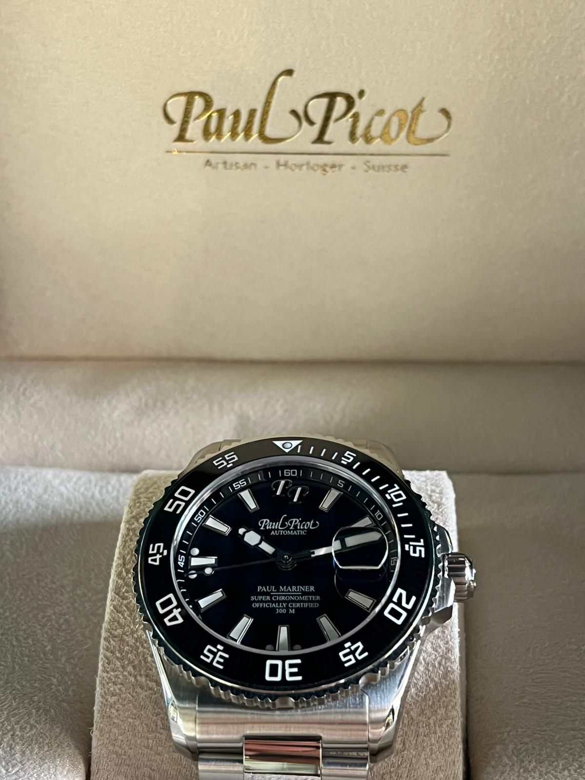 Orologio Paul Picot in una scatola di presentazione con logo.