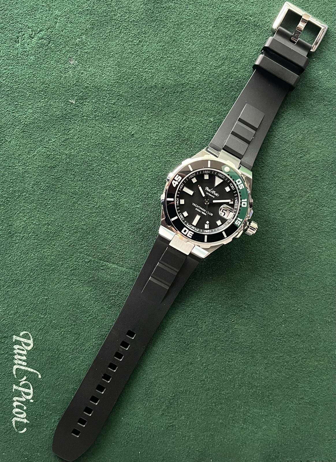 Orologio Paul Picot nero e argento con cinturino in gomma su superficie verde.